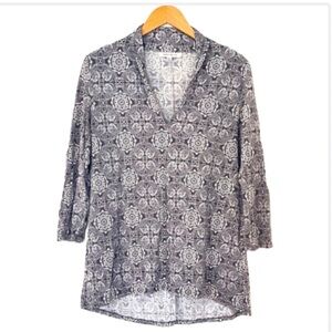 Rose + Olive Paisley V-neck Top 3/4 Sleeve Grey and white print